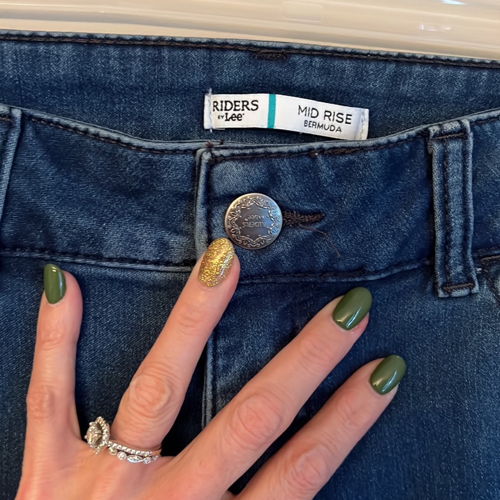 Lee Riders Mid Rise Bermuda Shorts. - Picture 3 of 4